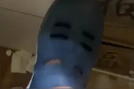 辽宁男子与朋友聚餐闻到异味以为锅糊了，低头瞬间笑喷：怎么化了图片