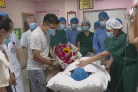 河南一孕妇第三胎生全男四胞胎，概率仅为325万分之一，父亲取名：繁荣昌盛图片