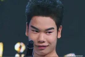 与吴镇宇称兄道弟，被BABY挂在嘴边，红极一时的发际线小吴去哪了图片