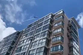 歼-20在城市上空低空飞行，撩动街头"迷妹"，展示什么样的风采？图片