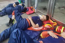 心疼！奋战一夜，消防员小哥哥在潮湿的地上睡着了图片