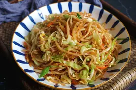 地道的北方炒饼丝做法，掌握几个小技巧，和饭店做的一样喷香好吃图片