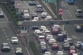 6月19日9:50南京路况，赛虹桥立交有点忙，多个方向车辆排队缓行图片