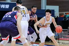 CBA三消息：广厦三少升级四少，李晓旭超越杨鸣，李春江受到质疑图片