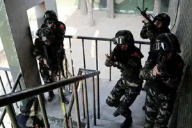 闪光弹的威力到底有多大，闭上眼睛就没事了？别再被游戏给骗了！图片