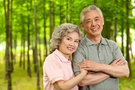 长寿老人，晚年过的舒心吗？看看三位95岁老人的真实生活图片