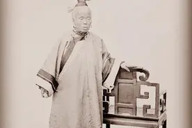 清朝总督换防，让一大脚老太搬家，她说：都是我儿子，为何要搬？图片