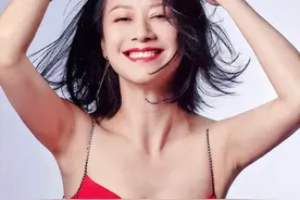43岁倪虹洁发新写真，穿黑丝秀大长腿，和中国医生里形象反差大图片