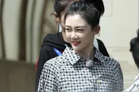 郑恺真有福气，娇妻苗苗穿一件格子衬衫复古摩登，减龄又洋气图片