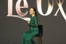 华裔富婆伍伦盼55岁身材纤细！穿墨绿色蕾丝裙，华丽腰封太高贵图片
