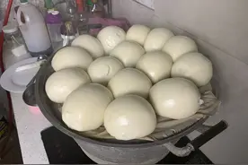 蒸馒头，只加酵母就错了，牢记这3个技巧，馒头蓬松暄软不塌陷图片