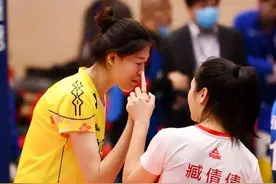 女排昔日队友再聚首！李盈莹已是世界冠军，臧倩倩为梦背井离乡图片