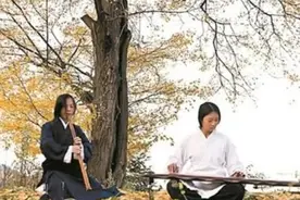 他逃离都市隐居山谷十年，与女徒弟结为“道侣”，还自封“谷主”图片