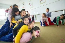 劈腿、下腰：小学男生女生梨园逐梦图片