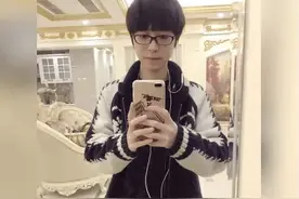 当年的王者荣耀一哥，被自己亲妈毁了  看看网友怎么评论图片