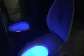 搞笑图片 玩跷跷板的时候请不要用力过猛，要不就像他们一样！图片