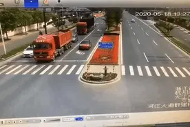 四车追尾，私家车被夹中间几乎看不见！这段视频让很多杭州人揪心，司机怎么样了？图片