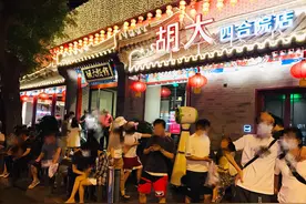 北京簋街胡大小龙虾按个头卖，3个人吃了699元，生意太火爆了图片