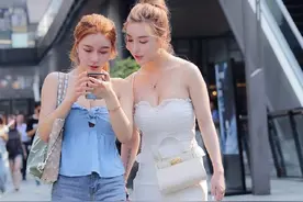 搞笑GIF开心一刻：妹子是赌神啊图片