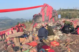 石头成精？全国各地香客蜂拥，到农村三跪九拜一块石头，网友蒙圈图片