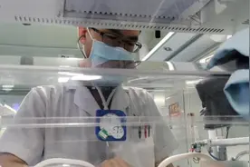 两婴儿中毒入院，皆因家长用蔬菜水冲奶粉，医生：已导致大脑损伤图片