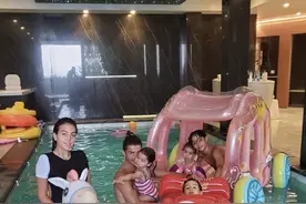 怀抱女儿，C罗拍泳池全家福，女友骑泳圈 贝克汉姆带小七遛3只狗图片
