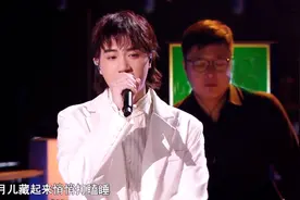 好声音：刚被淘汰就发歌，为李宇春发声，乐队主唱的钱江涛会火吗图片