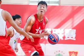 宏远已瞄准他？四中2米08高塔惊现CBA直播训练赛！图片