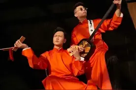 郭德纲御用伴奏，德云社唯一站在舞台上听相声的图片