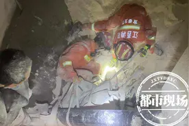 宜春：揪心！工人不慎掉入4米原料舱，工友下去救人双双被困图片