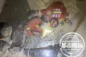 宜春：揪心！工人不慎掉入4米原料舱，工友下去救人双双被困图片