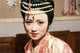 红楼梦：凤姐去宁国府打了一次牌，注定秦可卿在劫难逃图片