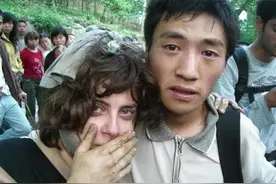 汶川地震，四川小伙救了一个外国姑娘，如今他们怎么样了？图片