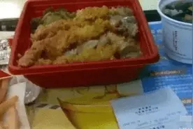 吃肯德基时，为什么餐盘上垫一张纸，服务员：多数人“不懂装懂”图片