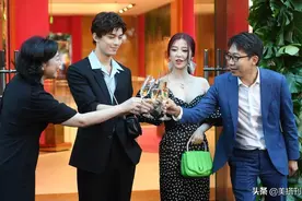 25岁虞书欣很敢穿，一袭抹胸波点裙性感贵气，真是豪门大小姐了图片