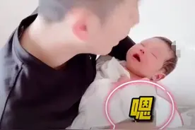 出生23天婴儿哭闹竟然和爸爸对答如流 网友说这个孩子长大后文采好图片
