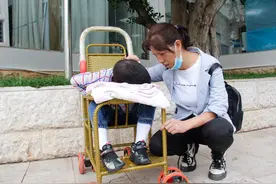 男孩患病昏睡4年终于渐渐苏醒 母亲：坚持到他叫我一声“妈”图片