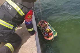 天不好，就不要出海玩耍了！烟台两人乘皮划艇被困海上……图片