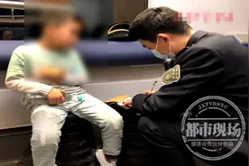 6岁男孩在高铁上哭泣，一问才知道：爸爸把他忘了图片