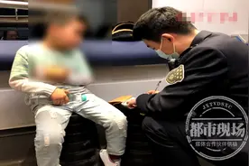 6岁男孩在高铁上哭泣，一问才知道：爸爸把他忘了图片
