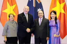 越南总理夫人旺夫脸超赞！一袭奥黛尽显丰腴曲线，半披卷发好惊艳图片