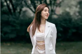 王晓晨的尺度越来越大，穿白色西装珍珠抹胸露面，气质撩人又惊艳图片