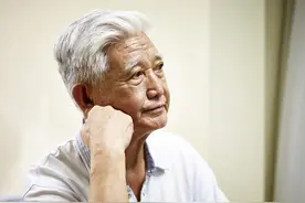 老年丧偶后的生活，女愿意孤独终老而男却急于找伴，原因你了解吗图片