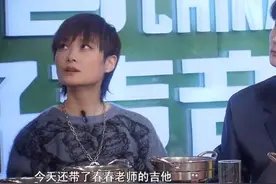 谢霆锋对李宇春太用心！自曝因伤4年未碰吉他，却因对方重新弹奏图片