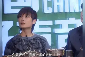 谢霆锋对李宇春太用心！自曝因伤4年未碰吉他，却因对方重新弹奏图片