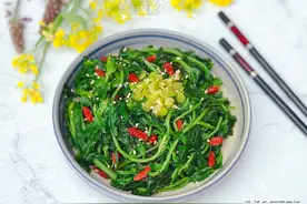 4月这菜是个宝，在农村1分钱不花，简单凉拌鲜嫩又营养，对眼睛好图片