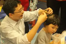 心理学家：童年缺少父爱的孩子，长大缺乏力量和勇气，人际关系差图片