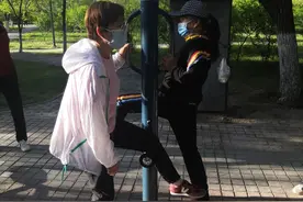 南湖广场老年人都在这锻炼身体就是锻炼腿的这个健身器材比较少图片