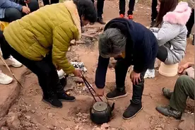 重庆村庄地上冒火60年不灭，村民用来烧水做饭，原来国外也有图片