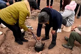 重庆村庄地上冒火60年不灭，村民用来烧水做饭，原来国外也有图片